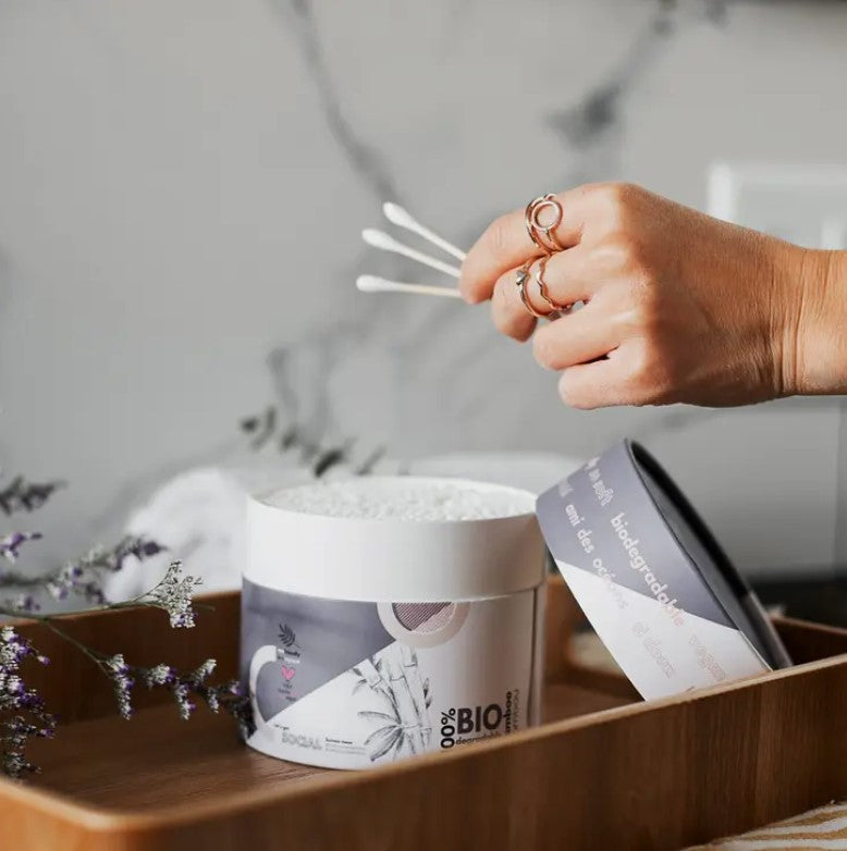 Round reusable cardboard container of 400 bamboo cotton swabs by the Canadian brand The future is bamboo