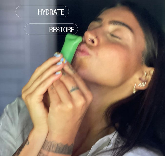 Daily facial moisturizer made in Canada by etee helps refresh and hydrate your skin.