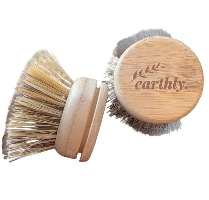 Eco-friendly bamboo and sisal replacement brush heads by Earthly Change – compostable and sustainable cleaning alternative. One replacement brush head is included in the set. The other one is attached to the kitchen brush itself.