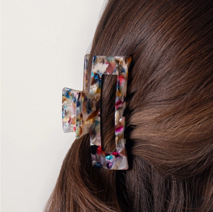 Everist Large Confetti Claw Clip securing brunette hair in a chic, indentation-free style – durable eco-friendly hair clip made from recycled materials.