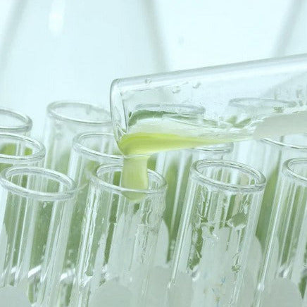 The spirulina in this conditioner bar is a micro-algae full of antioxidants and essential minerals that provide extra protection to the hair scalp. Magnesium, zinc and beta-carotene work together to reduce and prevent hair loss.