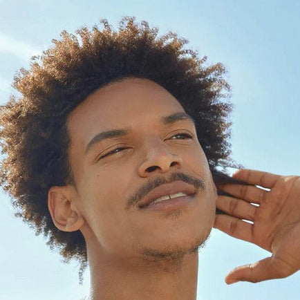 Crafted with mango butter, a deeply moisturizing effect on both strands and the scalp. Mango Butter has the power to lock in moisture by wrapping the hair in a greasy film. Its nourishing properties naturally soften the hair fiber. Frizz and static are reduced, and split ends are smoothed naturally.