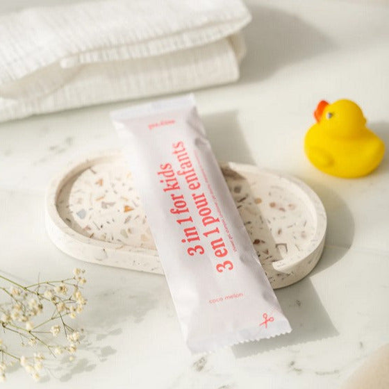 This is the first 3 in 1 gel in the form of a powder that can be rehydrated in water. When in contact with water, the powder transforms into a gel similar to your favorite shampoo, conditioner and shower gel. It comes in a compostable pouche in either coco melon or unscented