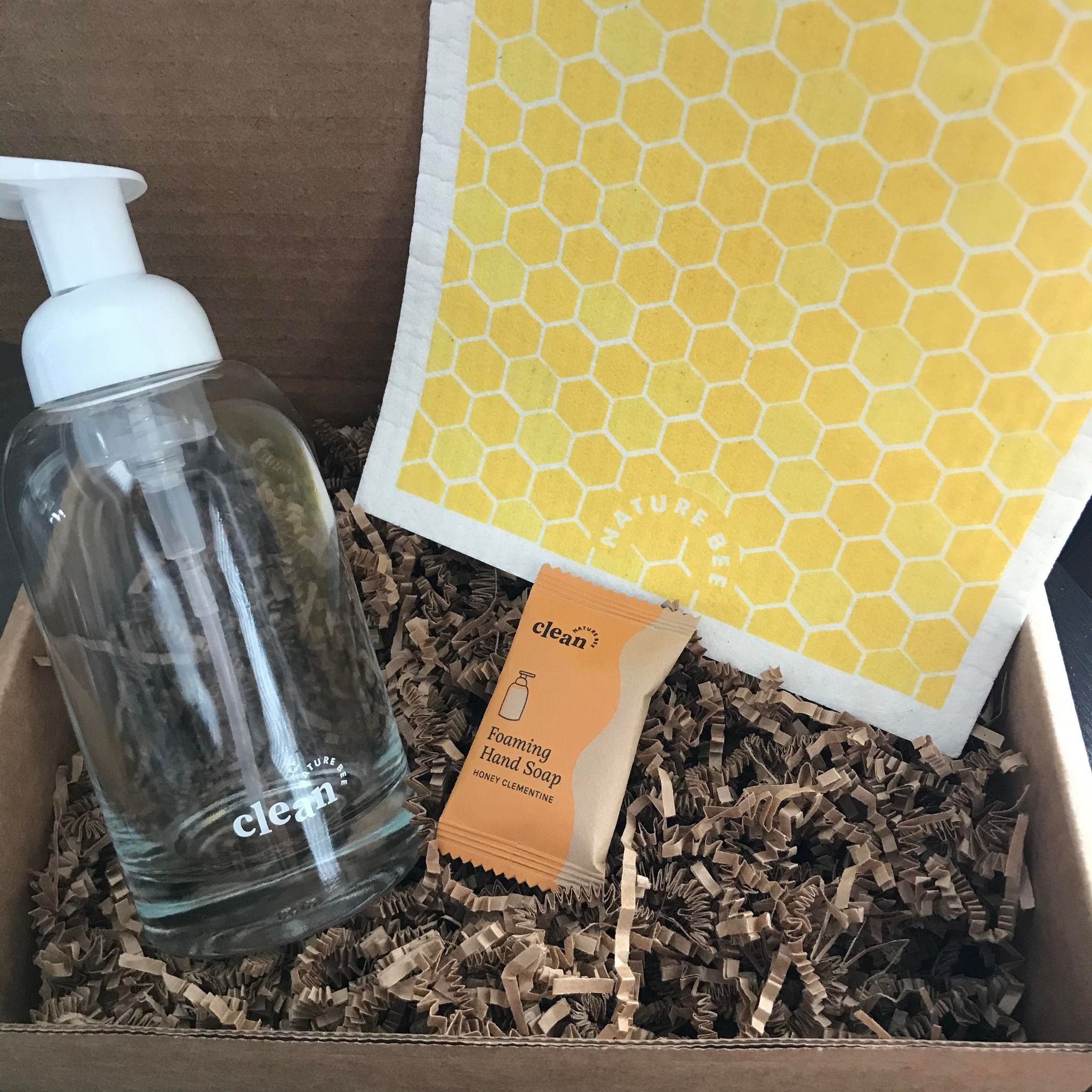 Included in this honey clementine hand soap kit is Swedish sponge cloth in a yellow honeycomb pattern, a foaming hand soap tablet and a refillable glass soap dispenser.