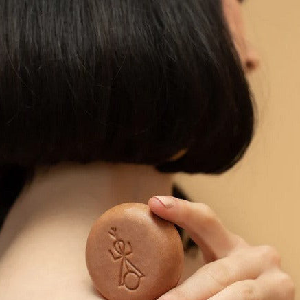 Castor Oil and Rosewater in this Oasis shampoo bar co-exists to nourish and soothe the scalp naturally.