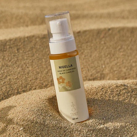 Crafted with organic black cumin (Nigella) seed oil this conditioner bar offers powerful properties that deeply nourish the scalp without making it greasy. With unique pH-balancing properties, Nigella oil leaves hair naturally full of radiance while preserving its volume and thickness.