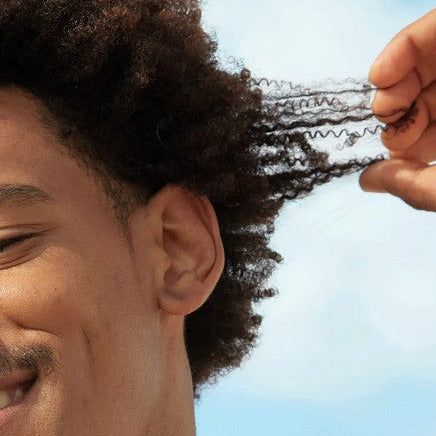 Mango Butter and White Clay co-exist in this conditioner bar to revive hair and the scalp deeply. Their nutrients work together to moisturize and soften each strand, facilitating hair detangling. Experience fly-aways control thanks to powerful minerals such as magnesium and zinc.