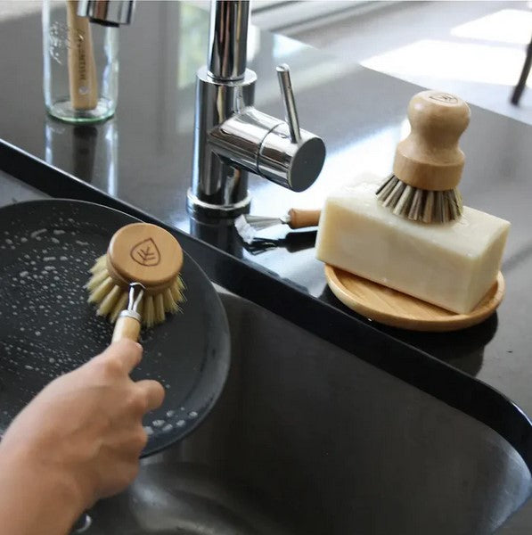 This Canadian made solid dish soap bar is gentle on the hands, it cuts grease effectively and pairs perfectly with dishcloths, loofahs, and natural bristle brushes. It is also a powerful stain remover for any oil and stain on fabrics such as sponge cloths and produce bags