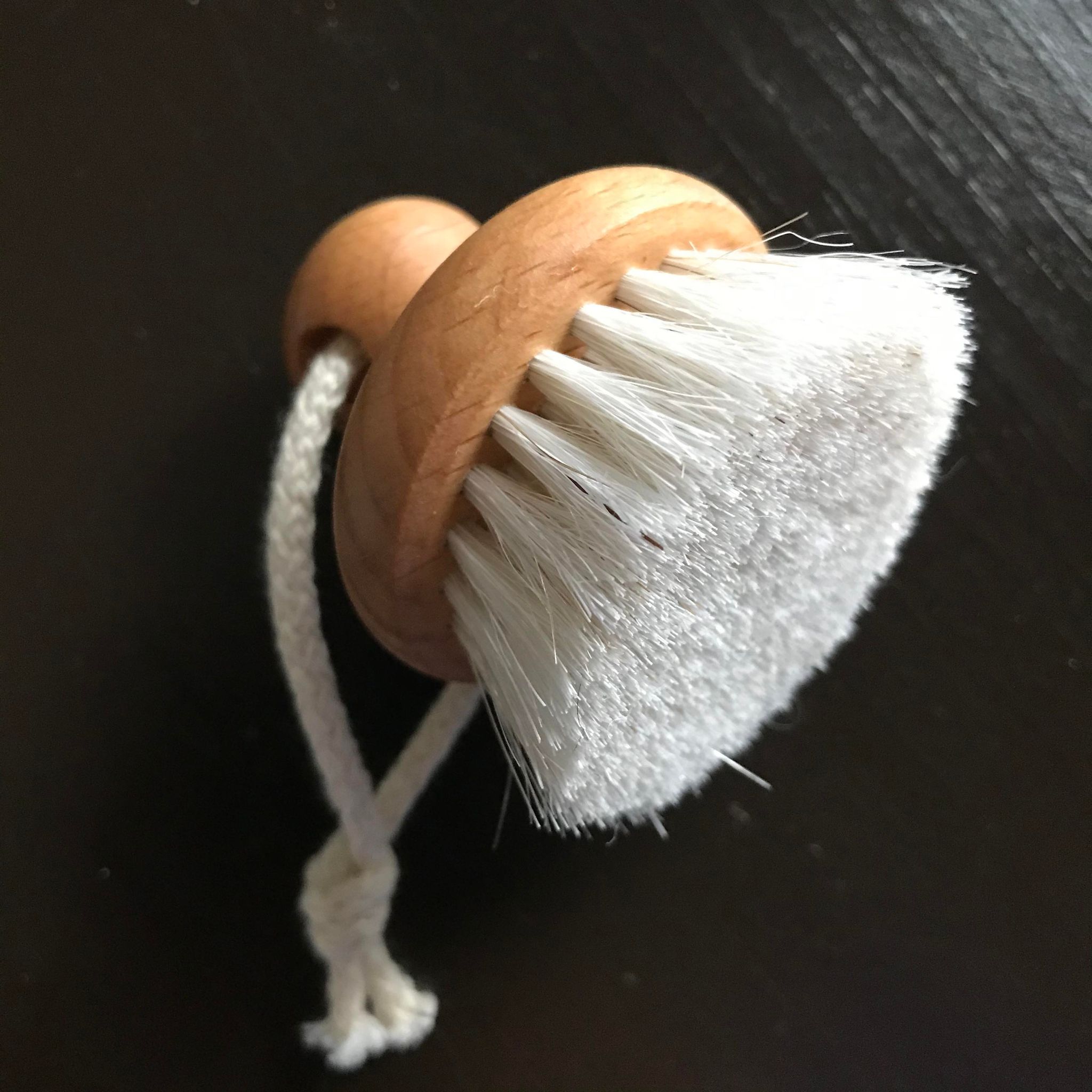 Wooden face brush for dry brushing to unclogs pores in the exfoliation process and stimulates your nervous system, which can make you feel invigorated afterward