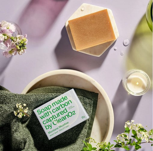 This montane meadow 130 g. carbon captured soap features woody and floral notes combined to make a rustic natural scent. It is made in Canada from potassium carbonate (captured carbon), beer, lavender, pine and geranium oils.