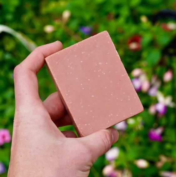 This Renewable Rose Body Bar is truly a connoisseur's bar. The Canadian brand crafted it with an exquisite collection of ingredients paired with a one-of-a-kind scent that smells like a garden brunch on a sunny day.
