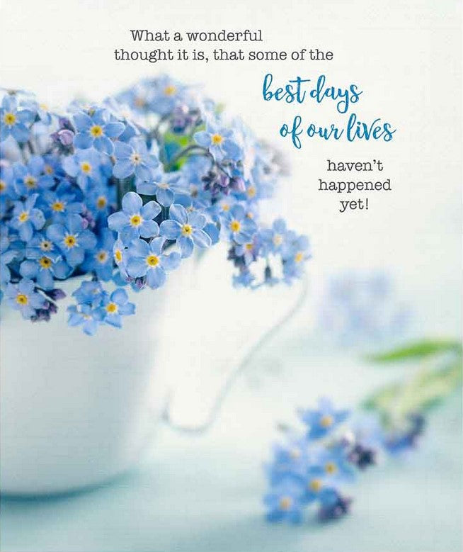 Compostable eco sponge cloth made of cellulose and cotton with an inspiring quote and blue flowers in a vase on a light background replaces paper towel by absorbing 20x its weight in liquid. Size 20 x 17 cm