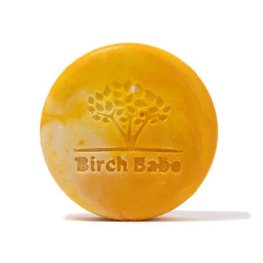 This Citrus Swirl Botanical Body Bar made in Canada by Birch Babe will suds up naturally for a nourishing shampoo and full-body cleanse. Citrus Swirl is energizing and infused with antioxidant properties.