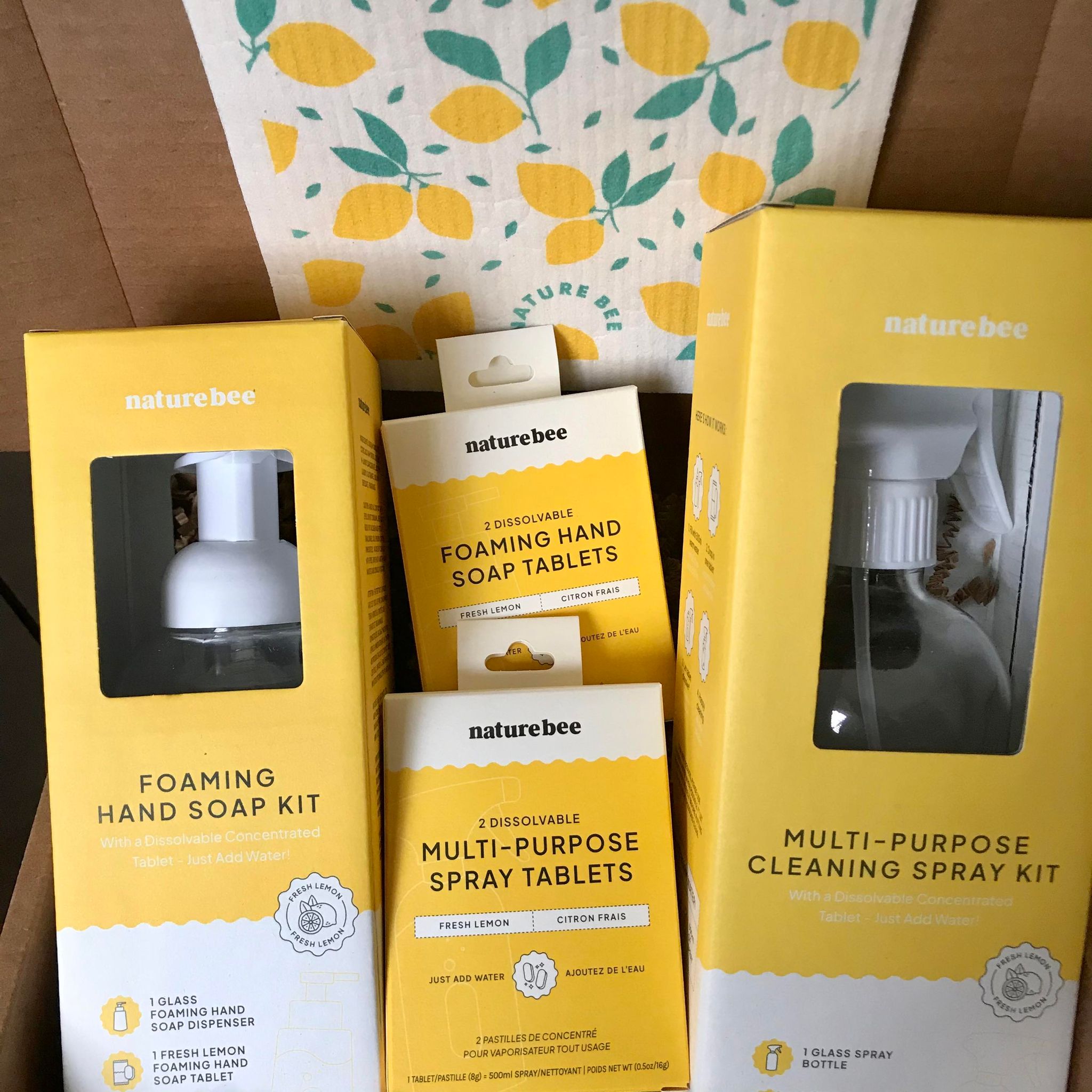 Included in this fresh lemon deluxe giff set is Swedish sponge cloth in a lemon motif on an white background, a foaming hand soap kit, a multi-purpose cleaning spray kit, a 2 pack of foaming hand soap tablets and a 2 pack of multi-purpose spray cleaning tablets