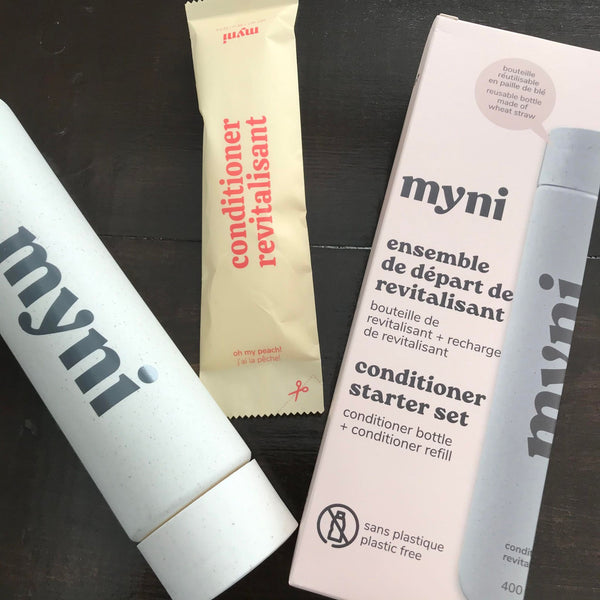 Myni Conditioner Starter Set is the first Canadian made conditioner in the form of a powder that can be rehydrated in water. It comes with a 400 ml wheat straw bottle and a 'Oh My Peach' conditioner powder