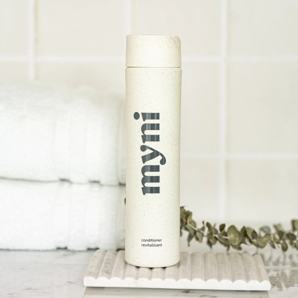 Myni Conditioner Bottle 400 ml comes in the Myni Conditioner Starter Set alongside a 'Oh My Peach' Conditioner Powder