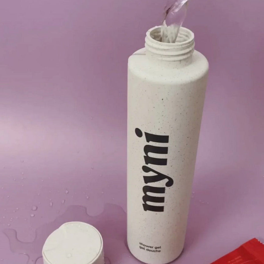 Myni Shower Gel Starter Set is the first Canadian made shower gel in the form of a powder that can be rehydrated in water. It comes with a 400 ml wheat straw bottle and a 'Oh My Peach' shower gel powder.