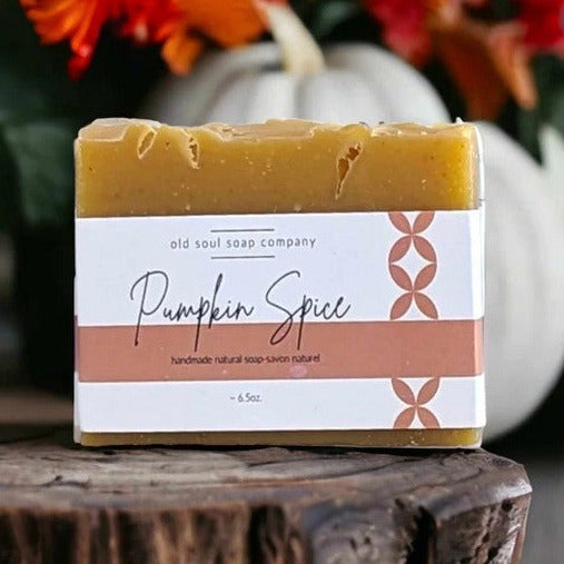 Crafted by the Old Soul Soap Company this vegan soap bar (100 g.) is a revitalizing bar  featuring orange, cinnamon and clove essential oils. 
