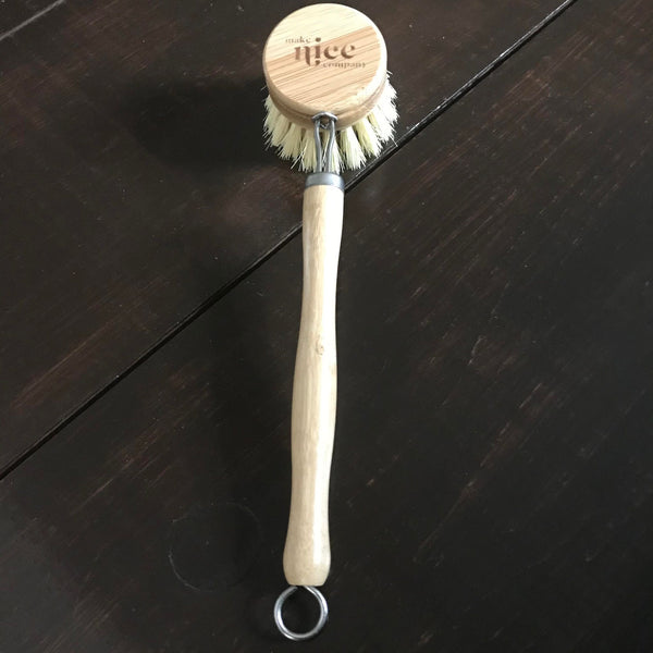 The bristles of this replaceable head kitchen brush are made of Tampico (from the Agave plant) and the handle is made of beechwood and metal.