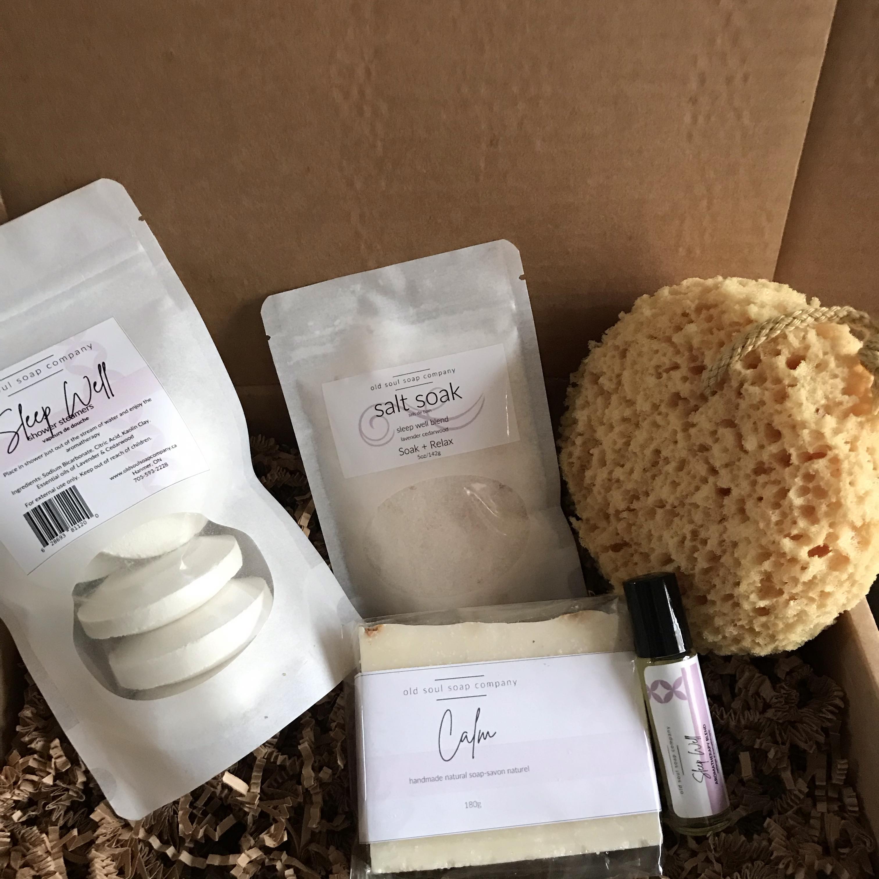 Included in this sustainable gift box is a pouch of Sleep Well shower steamers (5 pack), a salt soak (142 g) and a aromatherapy blend roller (10 ml) along with a Calm vegan artisan soap and a sea foam sponge. 