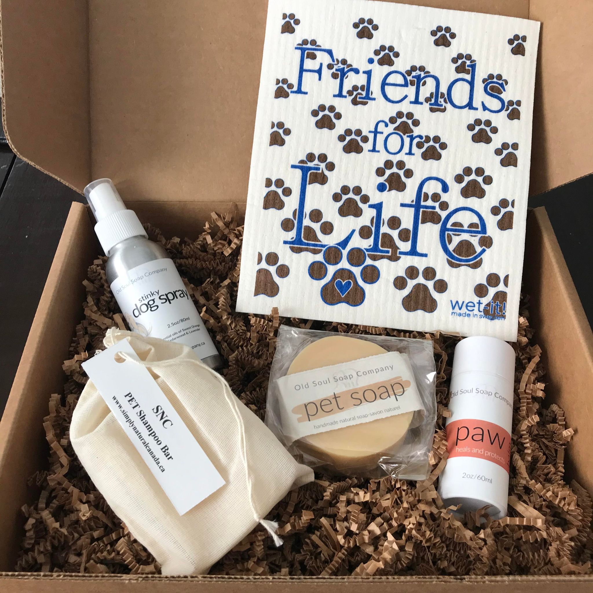 This gift box includes a Wet It 'Friends for Life' Swedish cloth, a SNC fragrance-free pet shampoo bar, a stinky dog spray, a pet soap with neem oil and a paw balm.