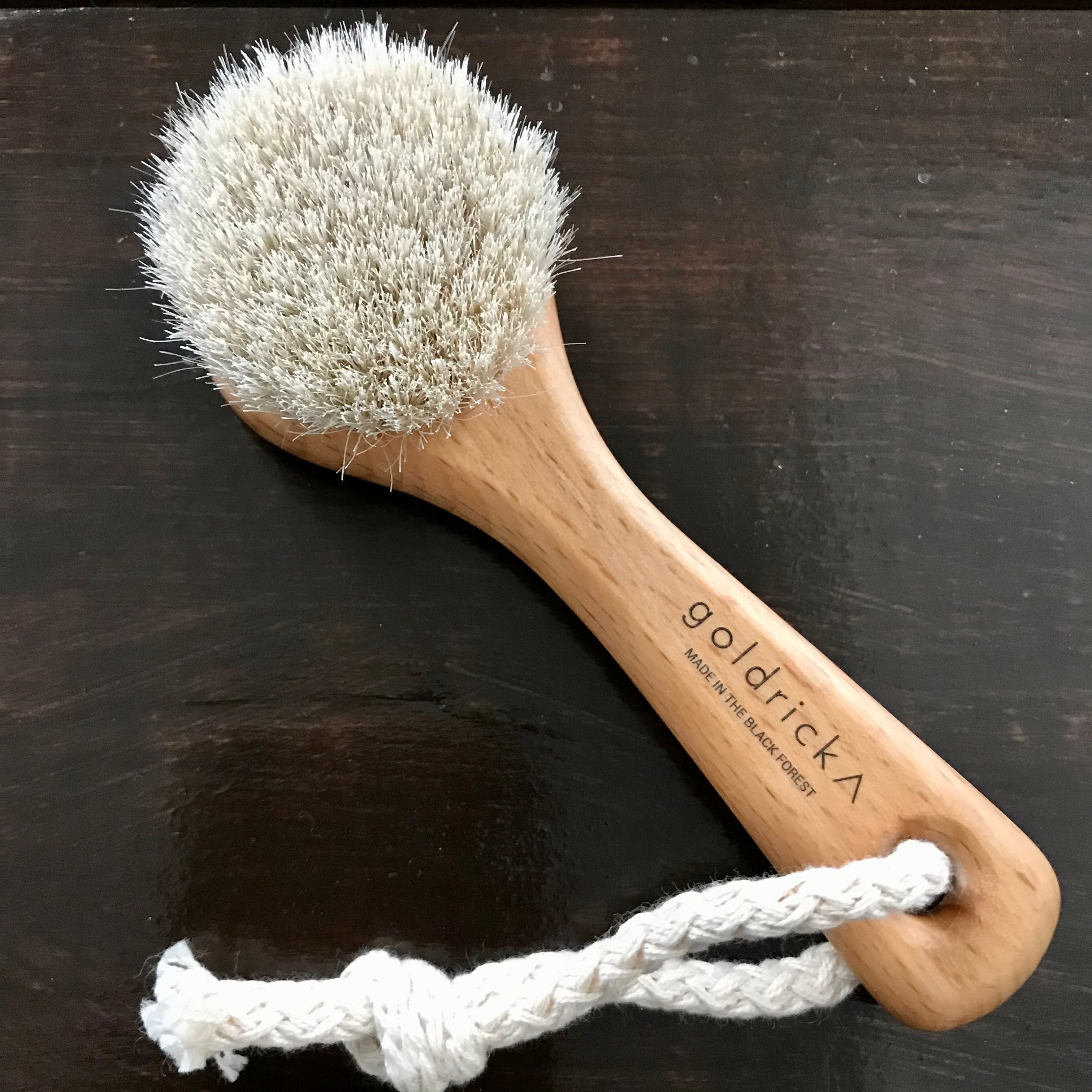 Natural bristle clearance face brush