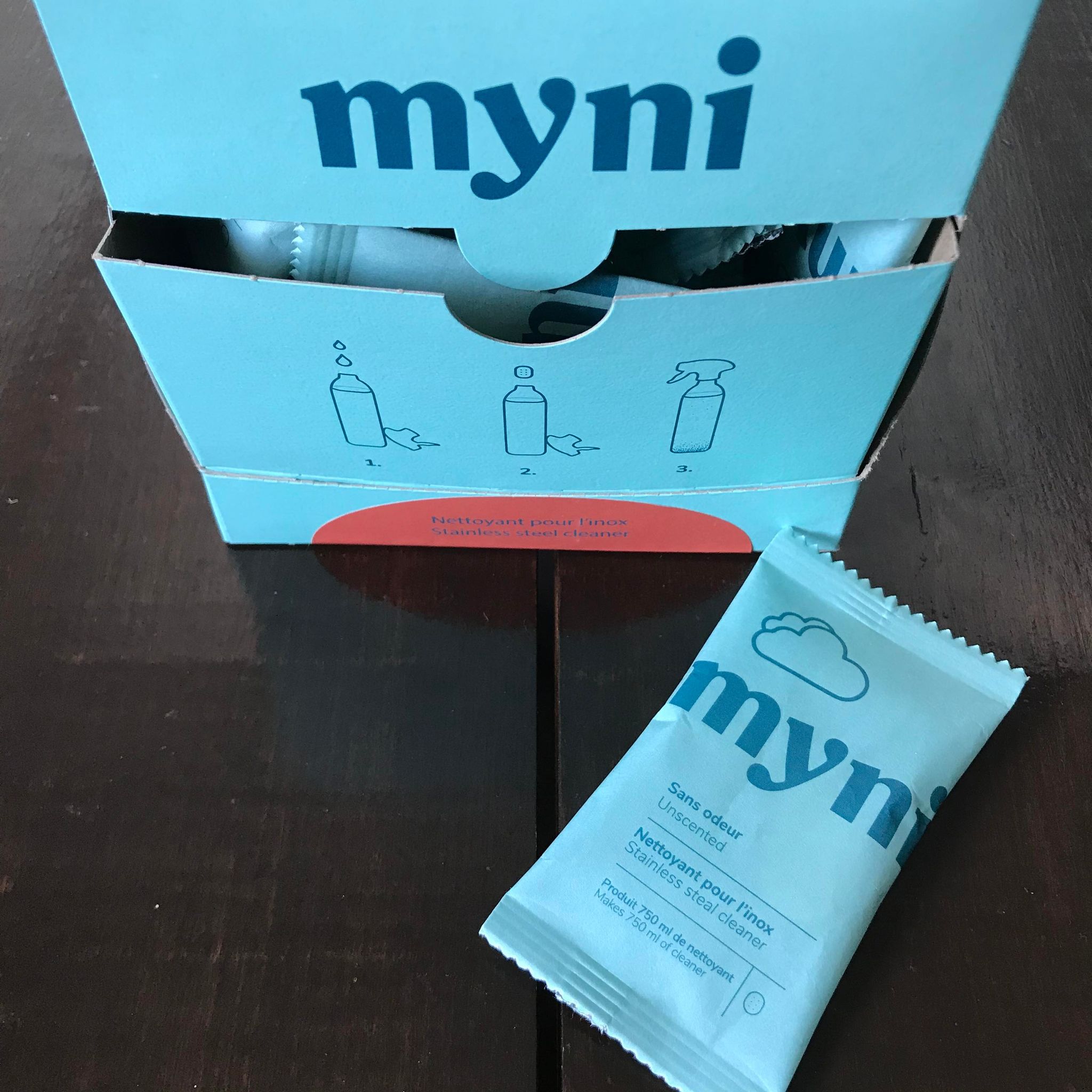 Unscented stainless steel cleaner tablets in compostable packaging made in Canada by myni makes up to 750 ml of cleaner just by adding water and a tablet to a spray bottle