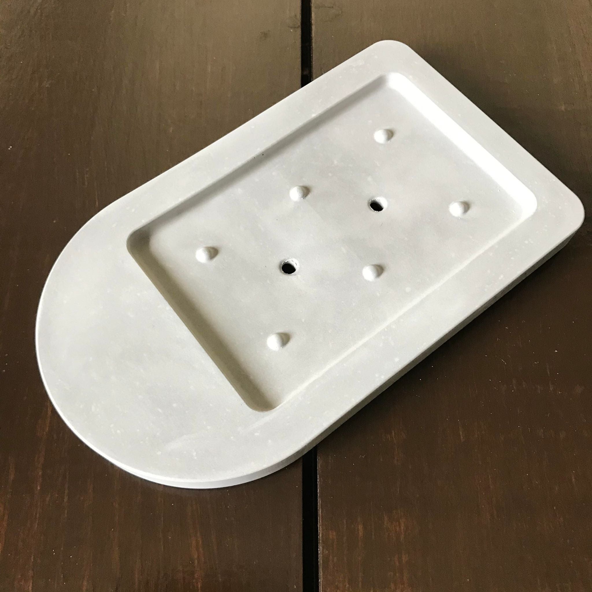 This Plantish self-drying soap dish is made of Diatomite (fossilized algae) which is a 100% renewable, plant-based material